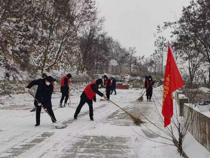 新泰能源公司自愿者扫雪，，，包管住民收支清静.JPG