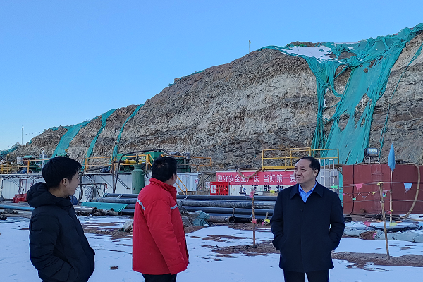 乌海能源公司天荣煤矿执行董事、总司理刘美军比及乌海项目检查.png