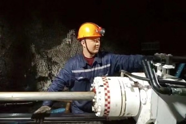榆林分公司《3403综采事人情切眼高压水预裂顶板工程》顺遂通过矿方开工验收.jpg