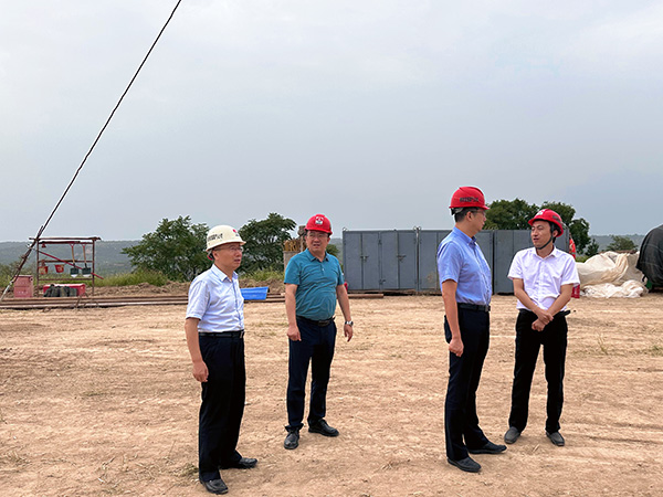 牛鸿波等一行到文家坡煤矿攻击地压防治项目举行调研指导 .jpg
