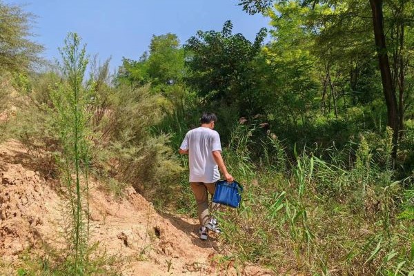 铜川分公司完成对彬长矿业集团各矿事人情地面水平井分段压裂防治攻击地压项目的野外踏勘.jpg