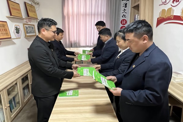 发放《落实企业清静生产主体责任》.jpg