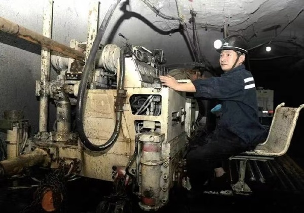 钻探分公司《3209、3405综采事人情切眼高压水预裂顶板工程》顺遂通过矿方完工验收.jpg