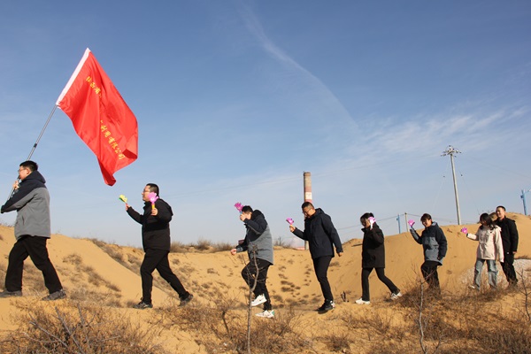 钻探分公司“迎元旦 绿色行”健步走运动在陕北冬日热情启程1.JPG